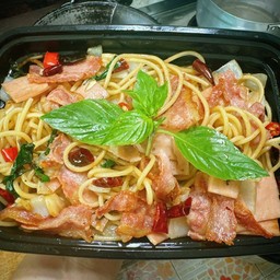 สปาเกตตี้ผัดพริกแห้ง เบค่อน+แฮม