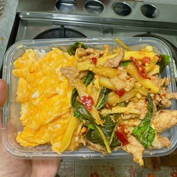 กะเพราหน่อไม้ดอง+ไข่ข้น