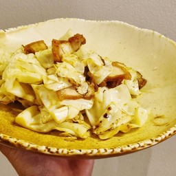 กะหล่ำปลีผัดน้ำปลาหมูกรอบ