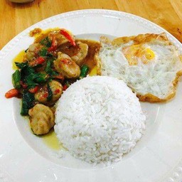 ผัดฉ่าลูกชิ้นปลากราย+ไข่ดาว ราดข้าว
