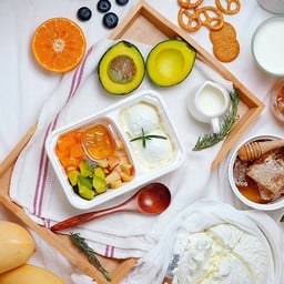 Greek yogurt + fruit กรีกโยเกิร์ตพร้อมผลไม้ 3 ชนิด