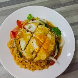 ยำมาม่า  ไข่ดาวกรอบ