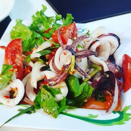 ยำปลาหมึกแซ่บ