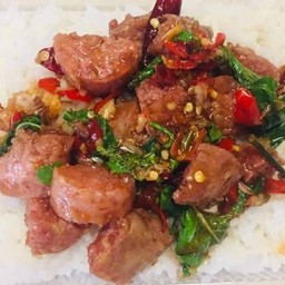 กะเพราแหนมราดข้าว