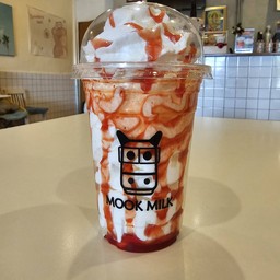 วิปครีมเปล่าราดสตรอเบอรี่