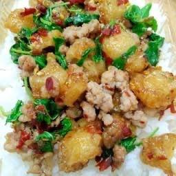 กระเพราหมูสับกากหมูราดข้าว