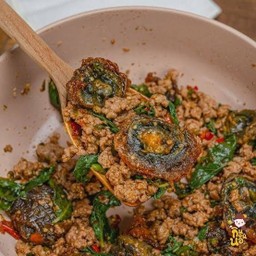 กะเพราหมูสับไข่เยี่ยวม้าราดข้าว