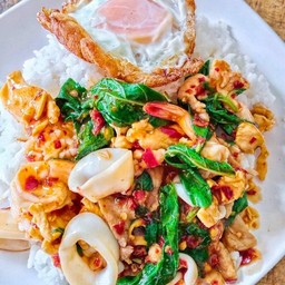 ข้าวกระเพรากุ้งปลาหมึกหมูสับ(ไม่มีไข่ดาวต้องสั่งเพิ่มค่ะ)