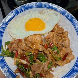 กะเพราหมูชิ้น ราดข้าว