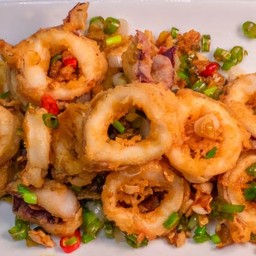 ข้าวปลาหมึกคั่วพริกเกลือ