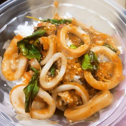 กะเพราปลาหมึก ราดข้าว