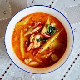 ข้าวราดแกงเผ็ดหน่อไม้ ไก่หรือหมู