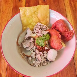 กว๋ยเตี๋ยาต้มยำกุ้งทอด เส้นใหญ่