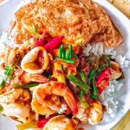 ผัดพริกเผากุ้งราดข้าว