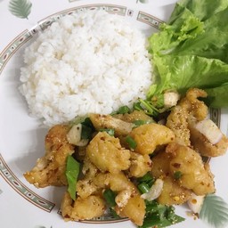 ข้าวยำไก่กรอบแซ่บ