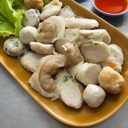 ลูกชิ้นรวมมิตรปนเกี๊ยวปลา