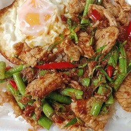 ผัดพริกแกงเนื้อ+ไข่ดาว