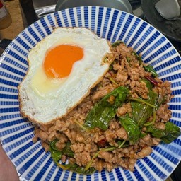 กะเพราหมูสับราดข้าว