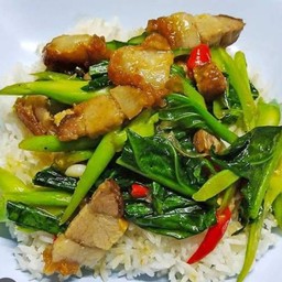คะน้าหมูกรอบราดข้าว