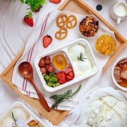 Greek yogurt with fruit กรีกโยเกิร์ตพร้อมผลไม้ 3 ชนิด+ธัญพืชอบและคอนเฟลค