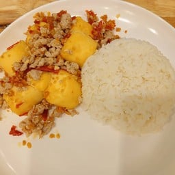 ข้าวเต้าหู้หมูสับผัดพริกเกลือ