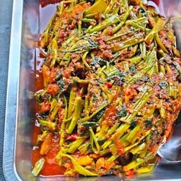ผัดพริกแกงผักบุ้ง