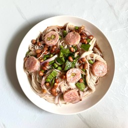 ยำขนมจีนแหนมแซ่บ (แหนมดิบ)