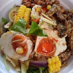 ยำมะม่วงข้าวโพดไข่เค็มปลากรอบ.ใช้มะนาวสดแบบลูกนะค่ะ