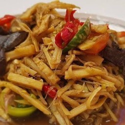 ตำหน่อไม้หอยดอง