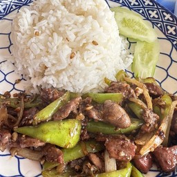 ข้าวราดผัดพริกหยวกเครื่องในไก่