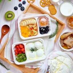 Greek yogurt with fruit กรีกโยเกิร์ตพร้อมผลไม้ 6 ชนิด
