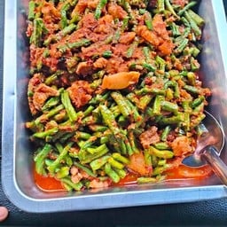 ผัดพริกแกงถั่ว