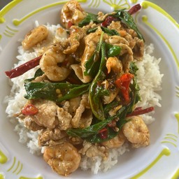 กระเพราหมูชิ้น กุ้ง