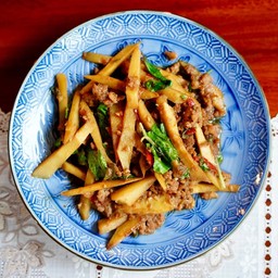 ข้าวราดกะเพราหน่อไม้ หมูสับ