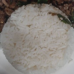 กระเพราเนื้อราดข้าว