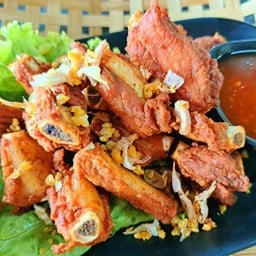 ซี่โครงหมูทอดกระเทียม