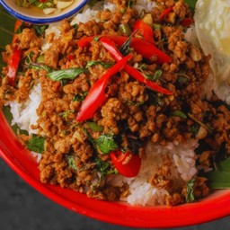 กะเพราพ่นไฟ by Chef Tuek