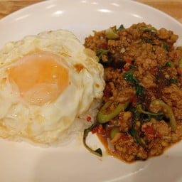 ข้าวกะเพราไข่เยี้ยวม้าหมูสับ