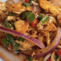 ลาบไข่ทอด