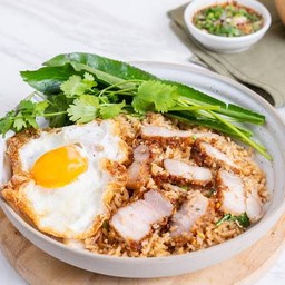 ข้าวผัดน้ำจิ้ม หมูสามชั้นทอด