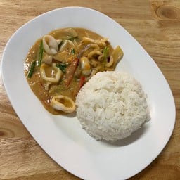 หมึกผัดไข่เค็มราดข้าว