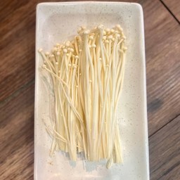 เห็ดเข็มทอง 50g. ต้มให้ (ต้องสั่งน้ำซุป หรือ ชุดพร้อมทานก่อน)