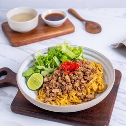 บะหมี่หมูคั่วซีอิ๊วกากหมูไข่ดาว