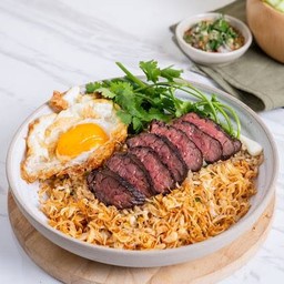 ข้าวผัดกระเทียมเนื้อย่างจิ้มแจ่ว ไข่ดาว