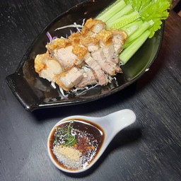 หมูกรอบจิ้มแจ่ว