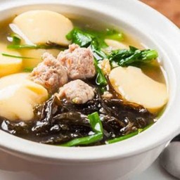 แกงจืดเต้าหู้หมูสับสาหร่าย.