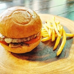 [อร่อยซ่ากับโค้ก] เบอร์เกอร์ชีสเนื้อซอสเห็ด +  โค้ก ออริจินัล (กระป๋อง)