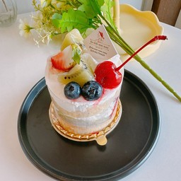 วนิลาเค้กผลไม้รวมครีมสด(วันนี้มีสตอเบอรี่ บลูเบอรี่แยมส้มแยมบลูเบอรี่)