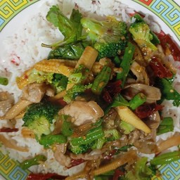 ผัดขี้เมาราดข้าวหมูชิ้น