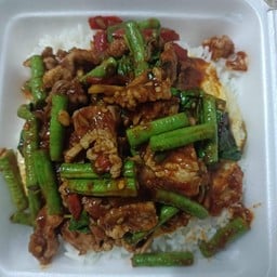 ผัดพริกแกงราดข้าว
